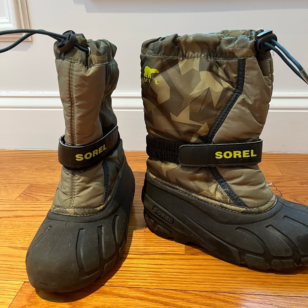 Boys Sorel snow boots size 2 good condition.